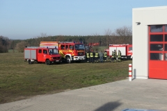 Vorführung von Feuerwehrtechnik auf dem Sportplatz
