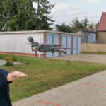 Ortswehrleiter Jens Bormann testet den Abwind der Drohne